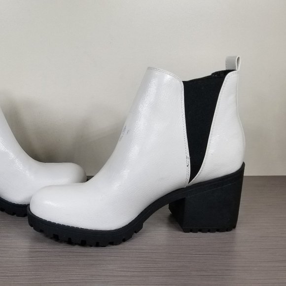 Dirty Laundry Lisbon Bootie, White & Black Faux Leather, Womens Size 8 / 38.5 - Picture 6 of 11